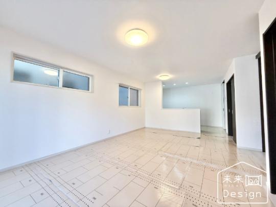  �����E���r���O