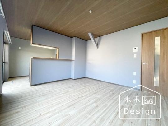  �����E���r���O