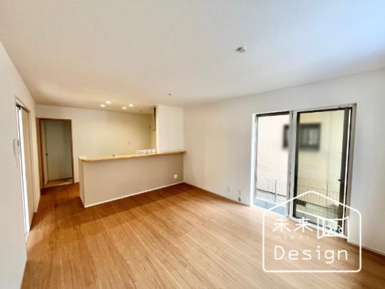  �����E���r���O