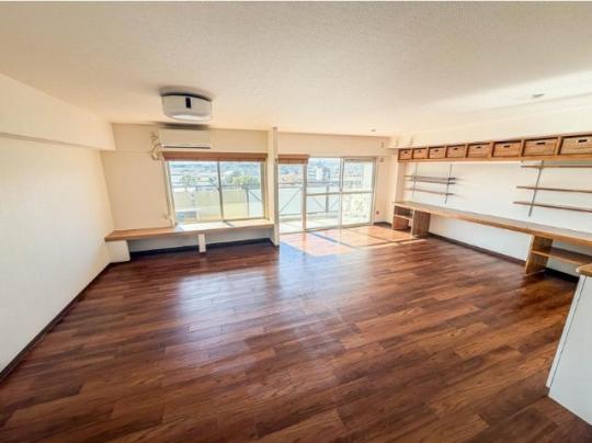  �����E���r���O