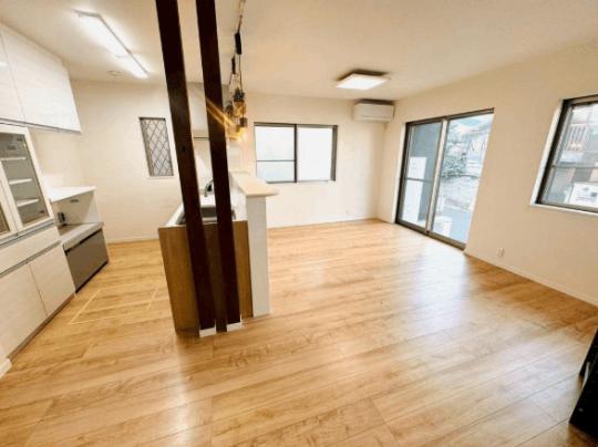  �����E���r���O