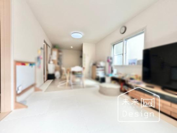  �����E���r���O