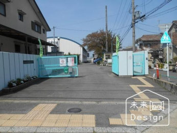  �F���s���p����񏬊w�Z:525m