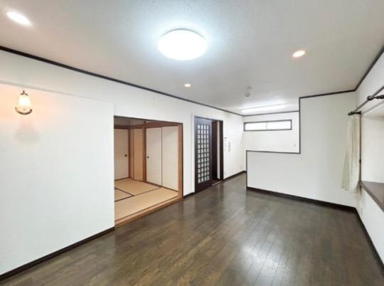  �����E���r���O