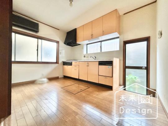  �����E���r���O